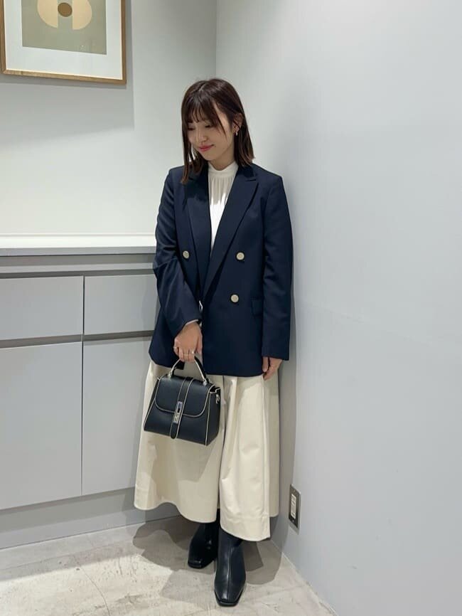 ナチュラルカラーのスカートをはいた女性