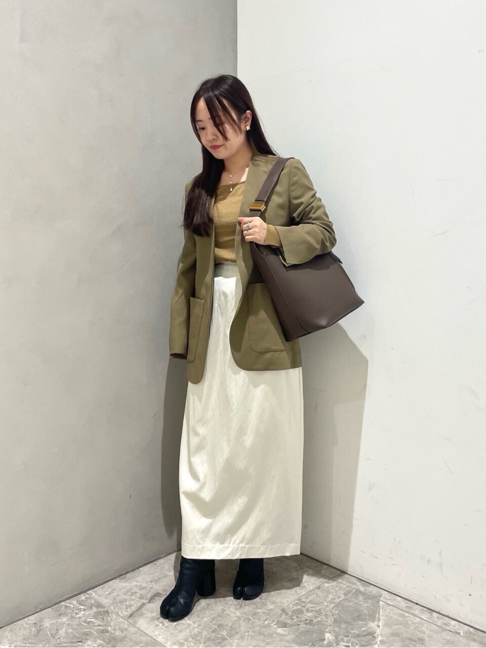 ベージュのジャケットを着た女性