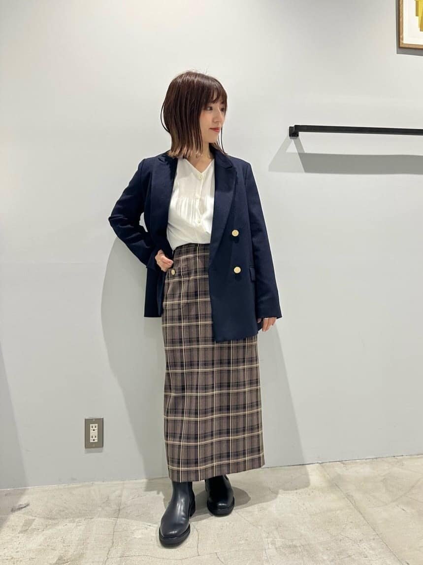 チェック柄のスカートをはいた女性