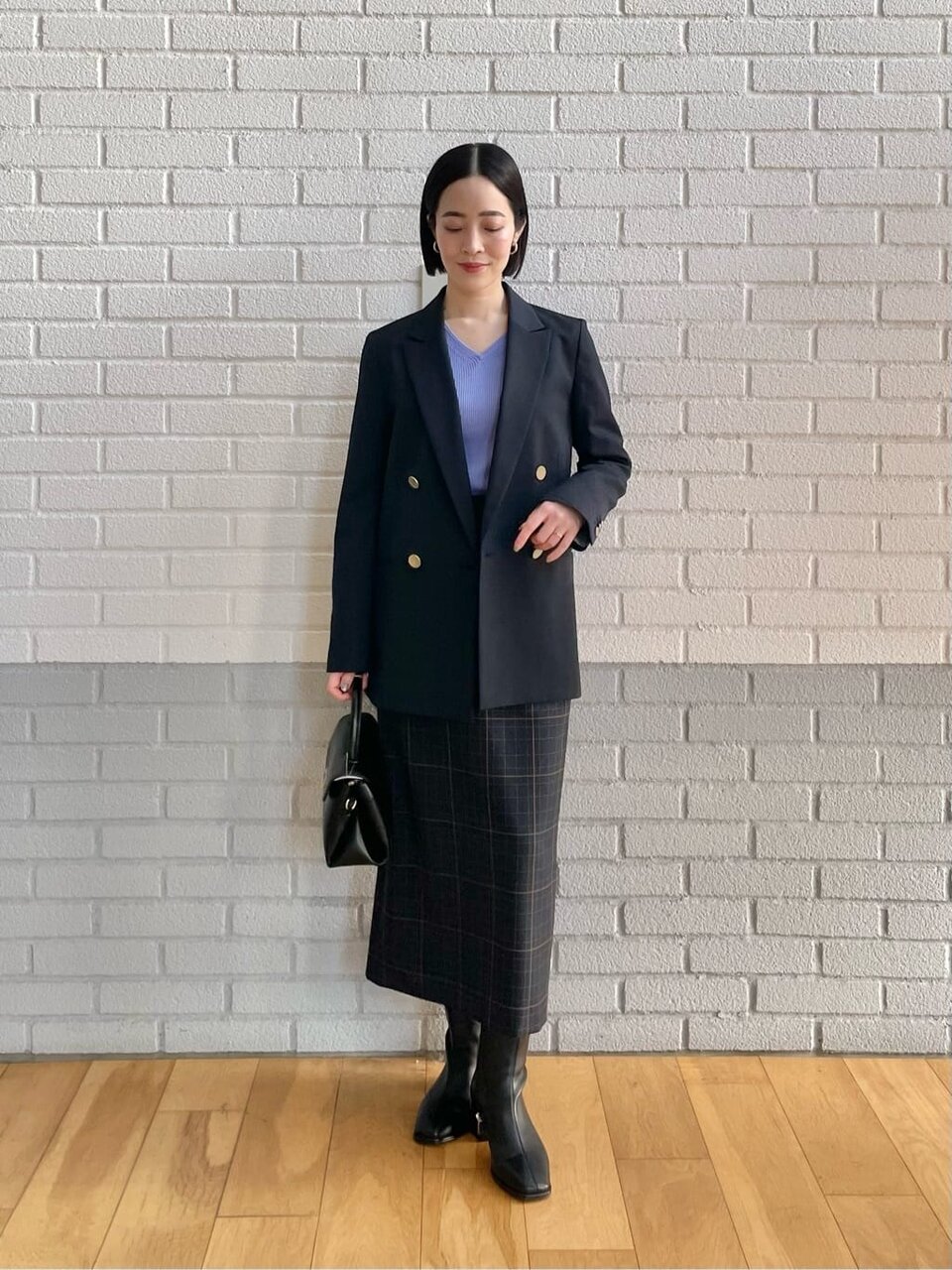 パープルのセーターを着た女性