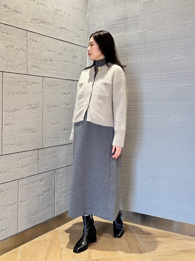 ワンピースにカーディガンをあわせた女性