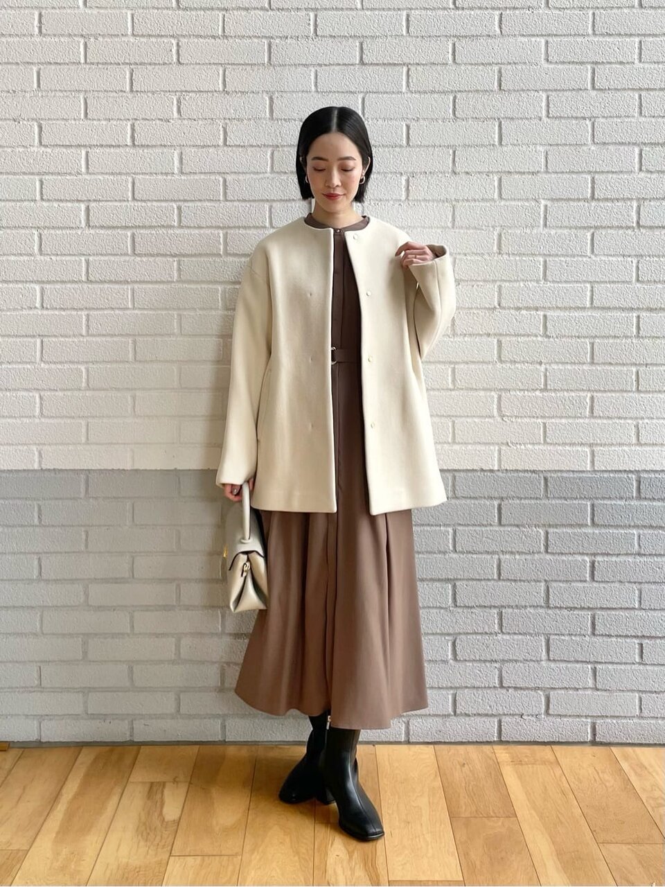 ベージュのワンピースを着た女性
