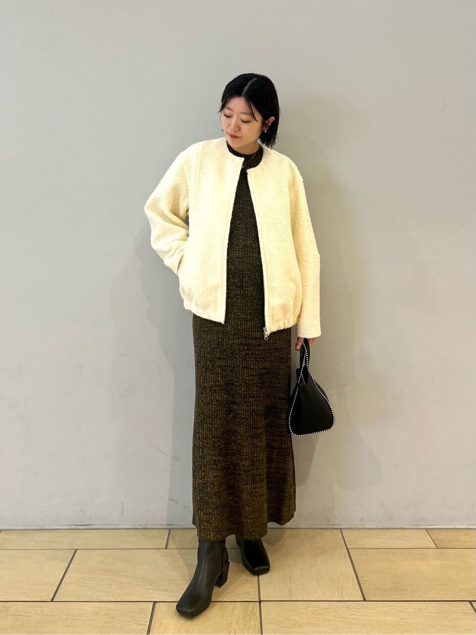 ジップブルゾンを着た女性