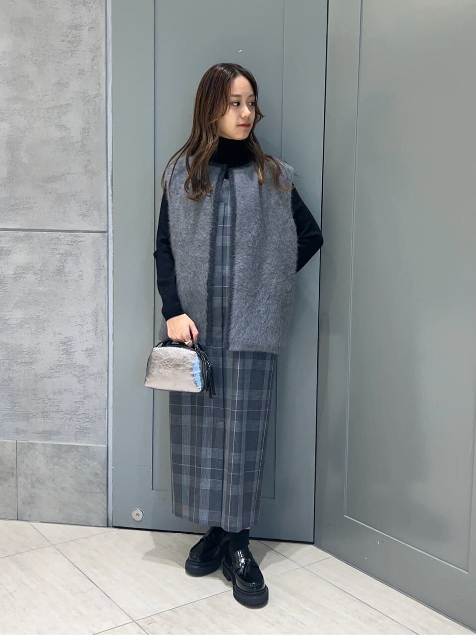 チェック柄のワンピースを着た女性
