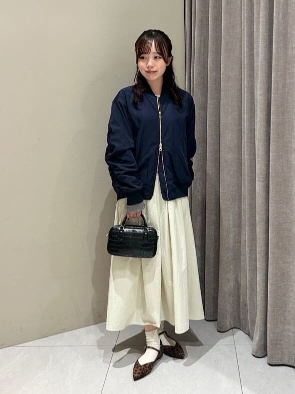 ブルゾンとスカートをあわせた女性