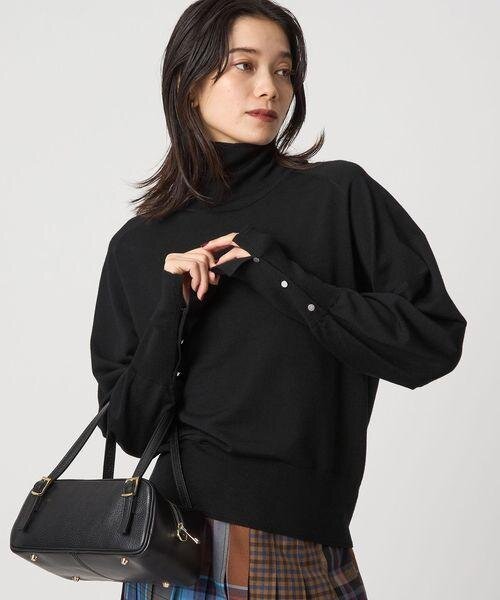 タートルネックニットを着た女性