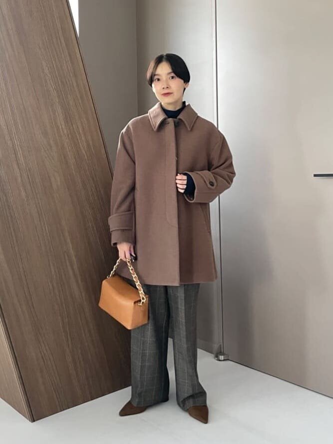 タートルネックニットをインナーにした女性
