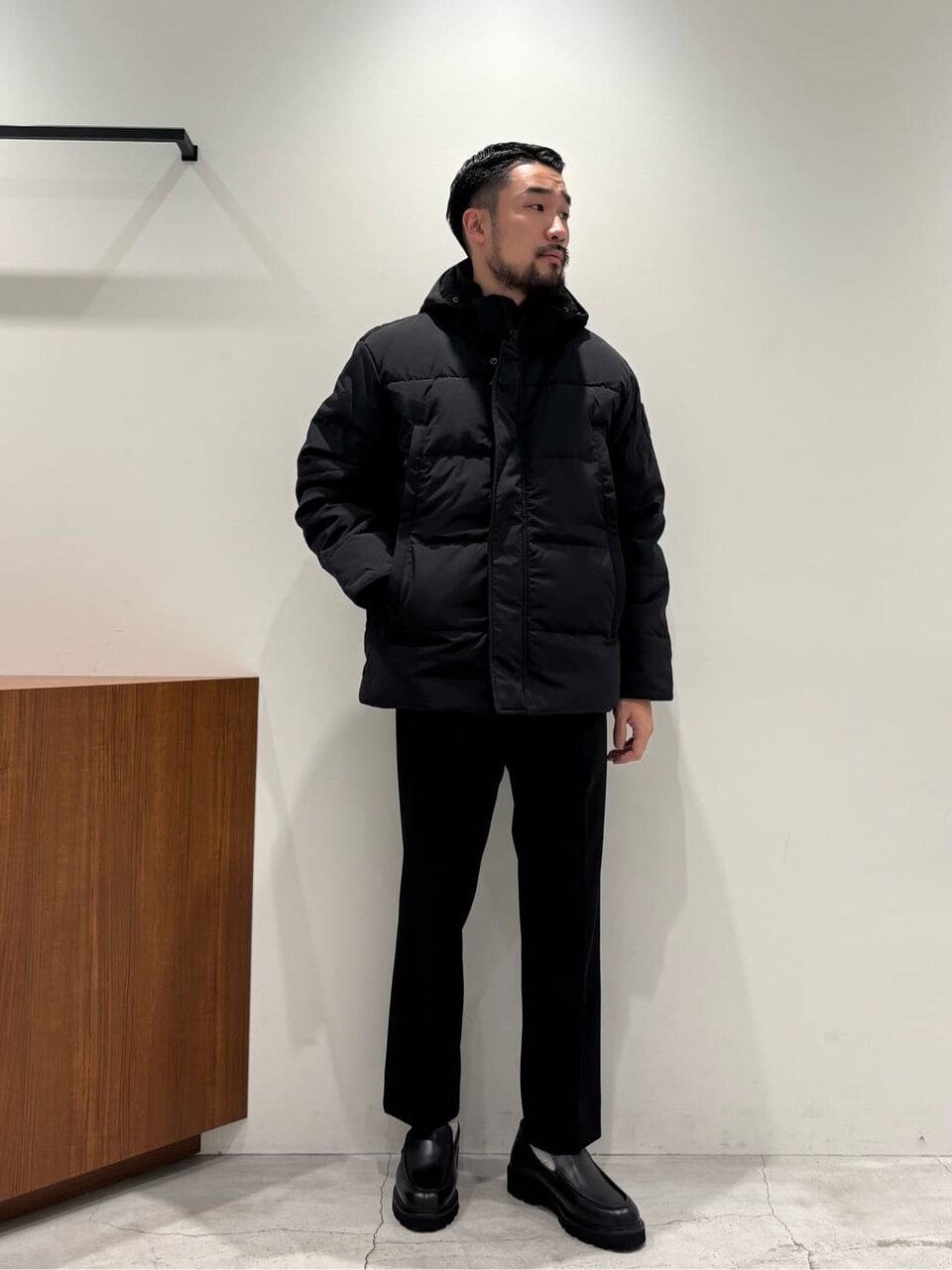 ダウンジャケット×スラックスのコーデ