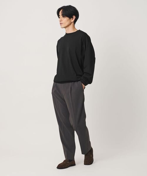 黒のカットソーとスウェットコーデの男性