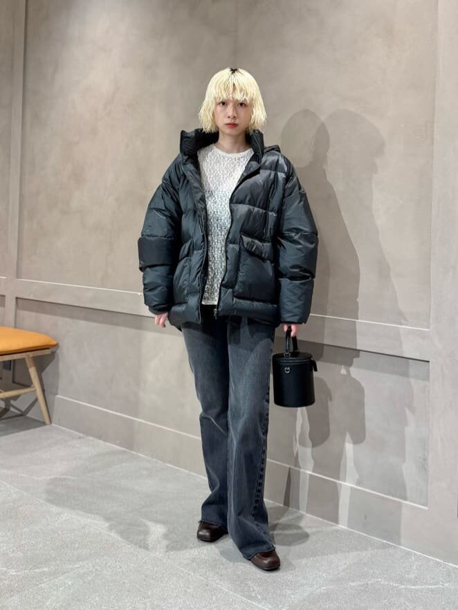 黒のアウターにパンツをあわせた女性