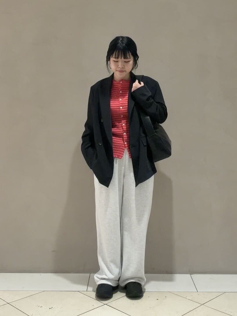 グレーのスウェットパンツをはいた女性