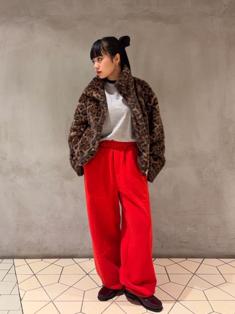 オレンジのスウェットパンツをはいた女性