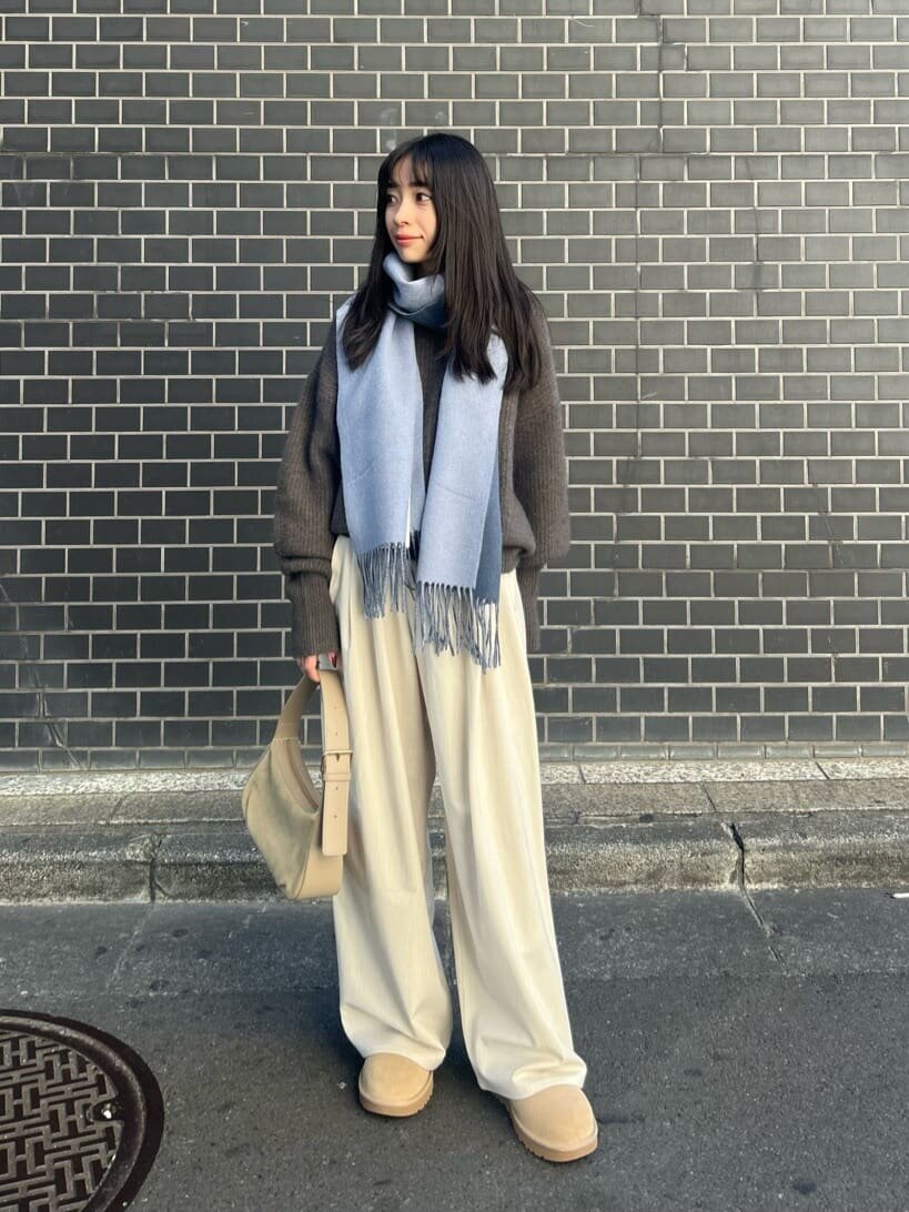 マフラーを取り入れた女性