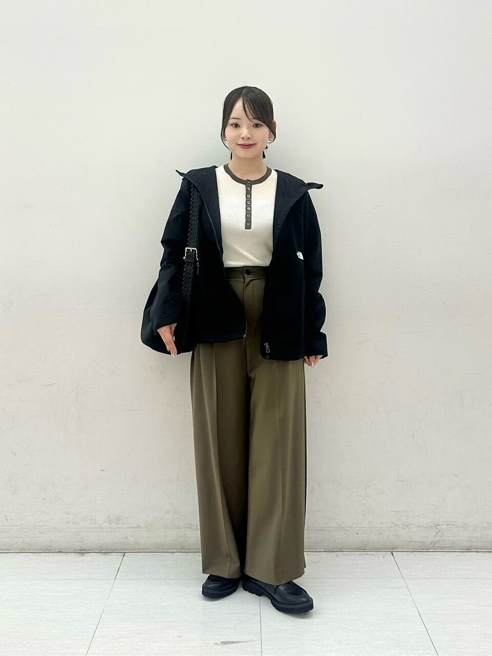 パーカーを着た女性