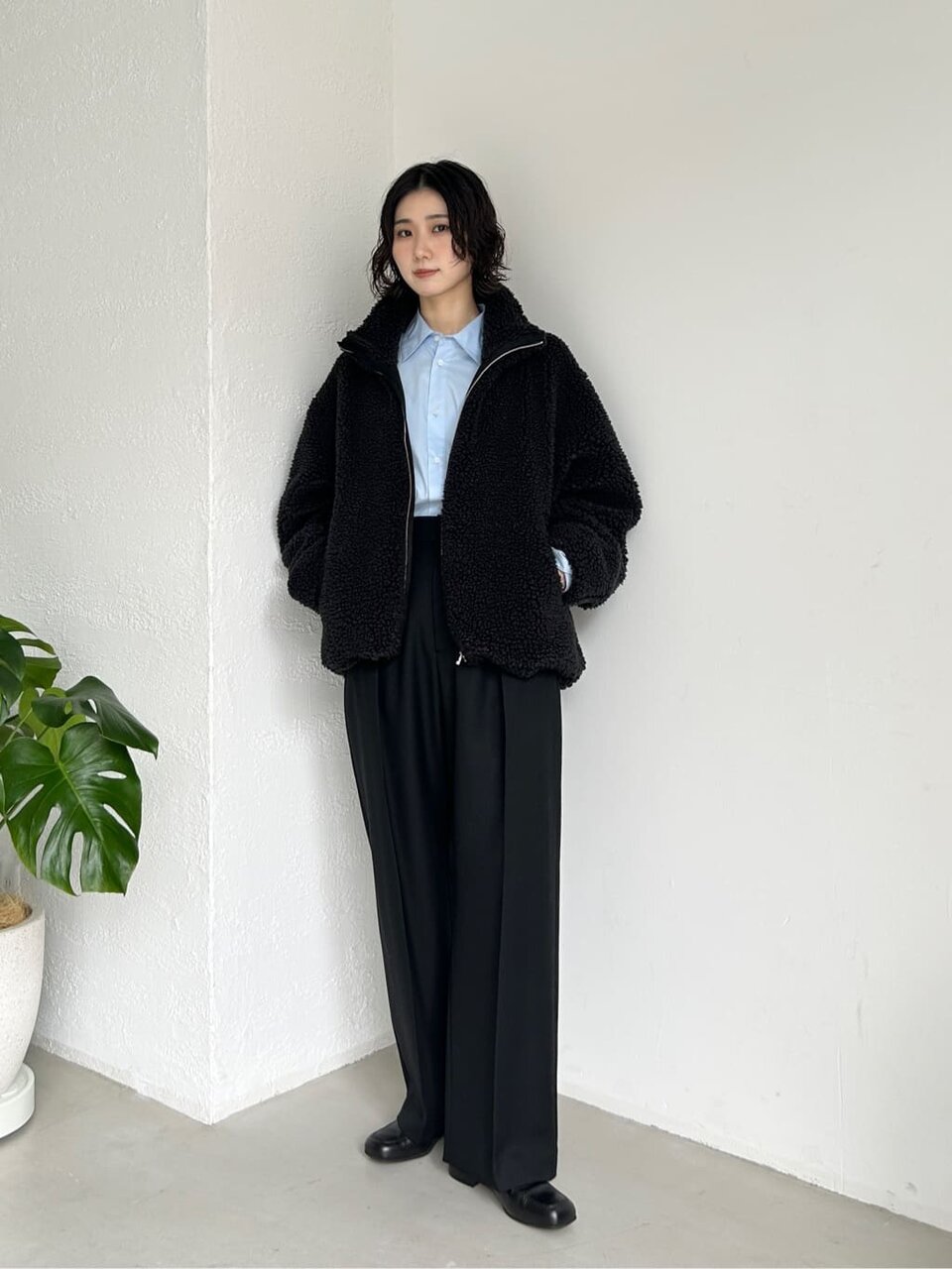 ブルーのトップスをインナーにした女性