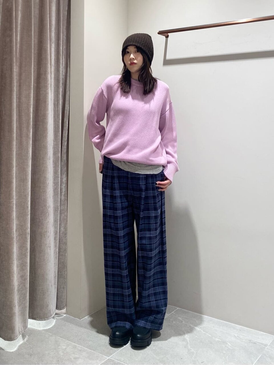 ピンクのニットを着た女性