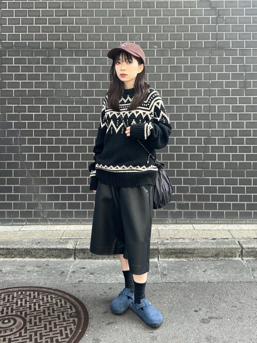 キャップをかぶった女性