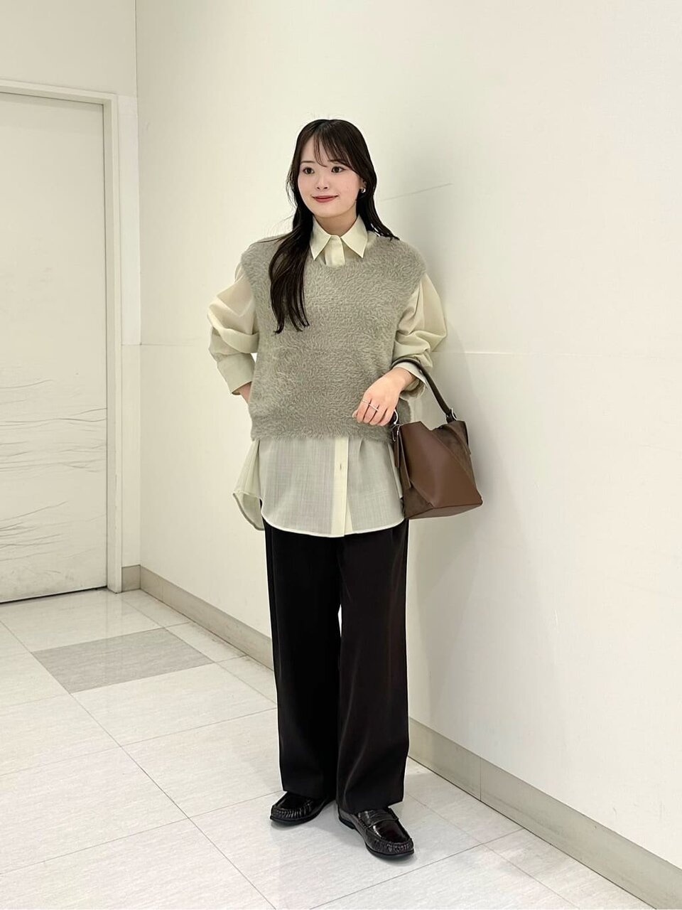 シャツをレイヤードした女性