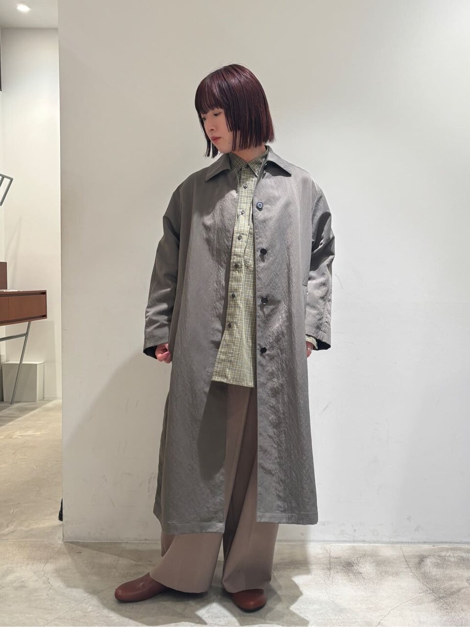 アウターの下にシャツを着た女性