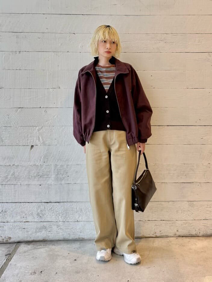 カーディガンをレイヤードした女性