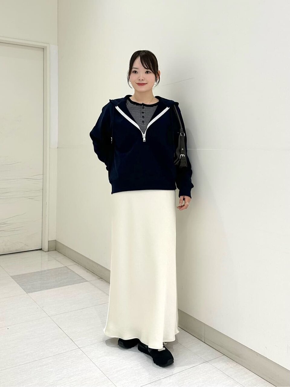 スカートをはいた女性