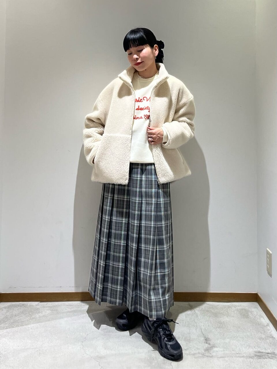 チェック柄のスカートをはいた女性