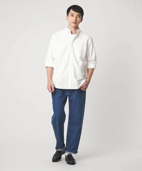 白のシャツを軽やかに着たコーデ