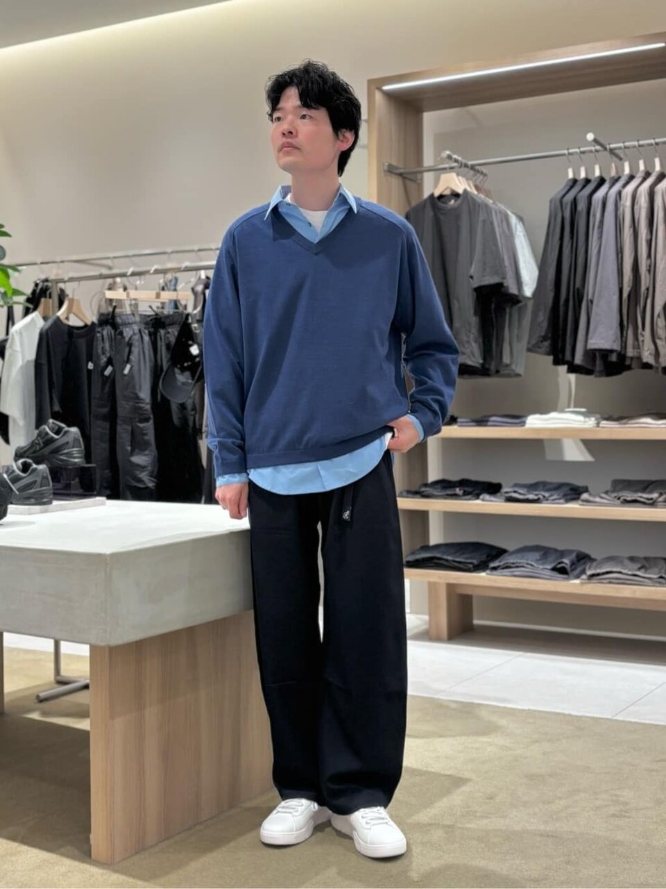 シャツにニットをレイヤードしたコーデ