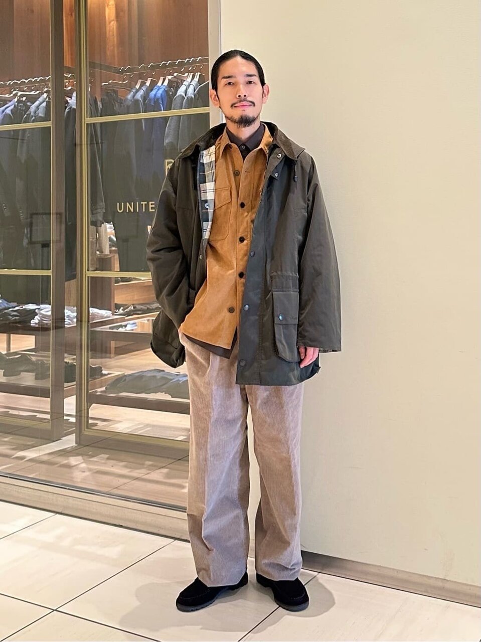シャツ×マウンテンパーカーのコーデ