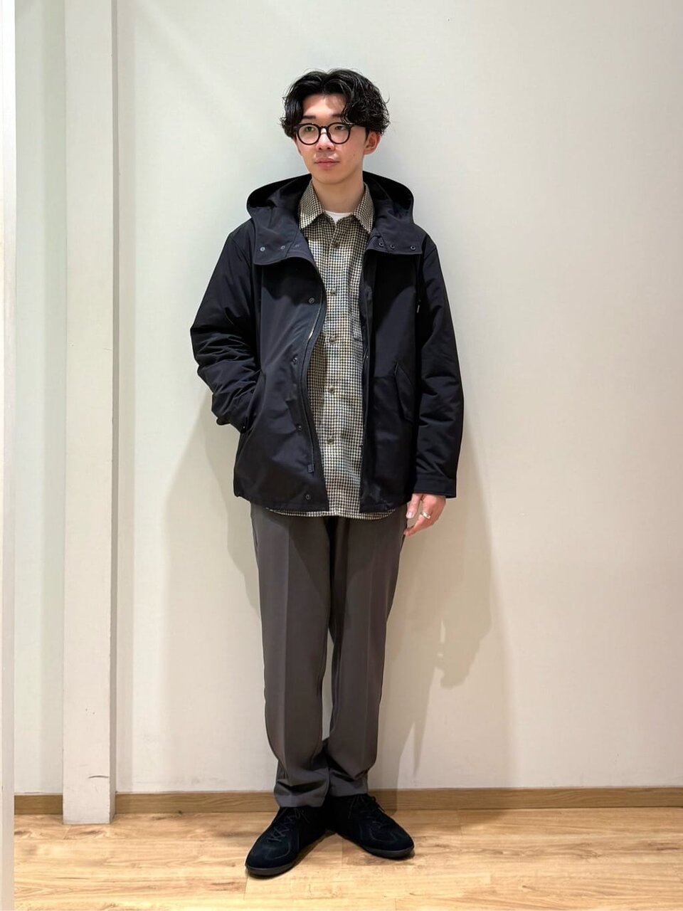 チェック柄シャツにブルゾンをあわせたコーデ