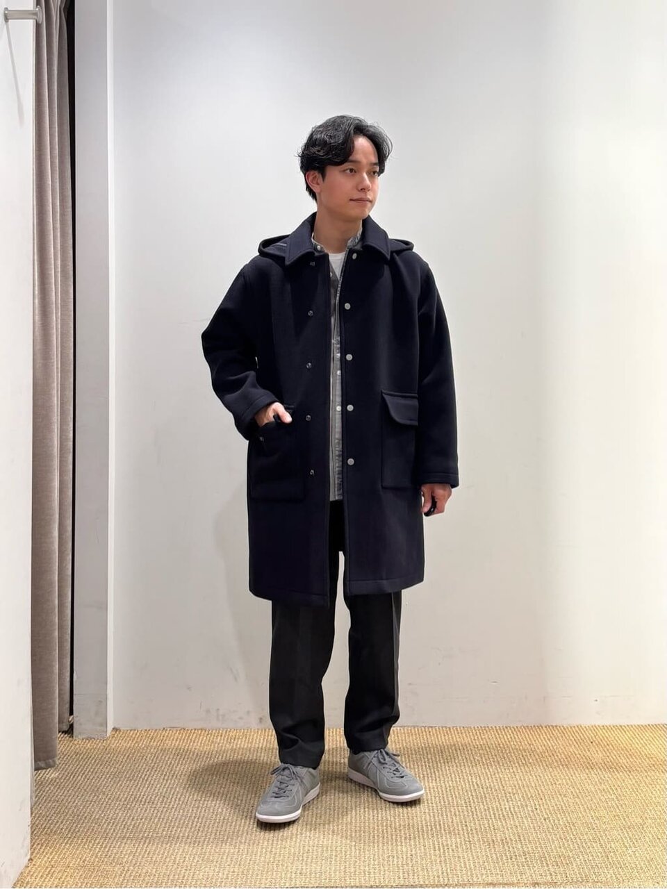 シャツにダッフルコートをあわせたコーデ