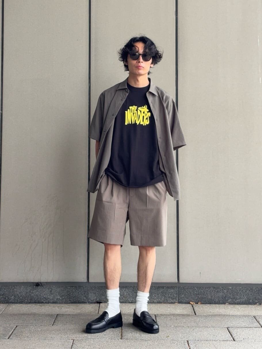 半袖シャツにハーフパンツをあわせたコーデ