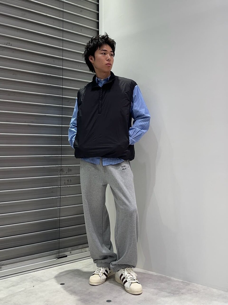 黒のダウンベストを着た男性スタッフ