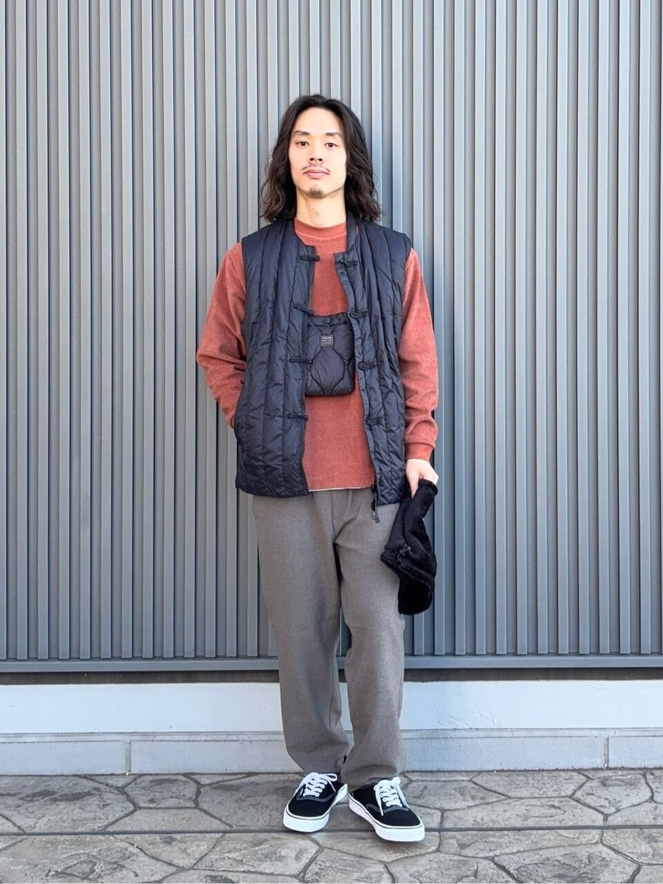 スニーカーを履いた男性