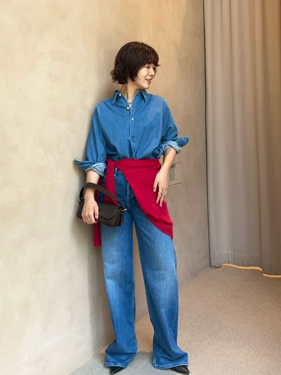 デニムシャツとデニムパンツを着た女性
