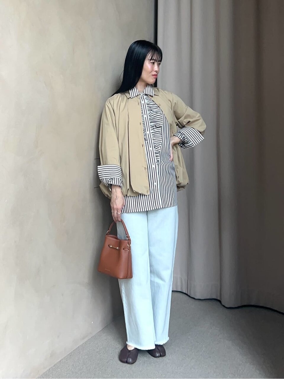 シャツとデニムを着た女性