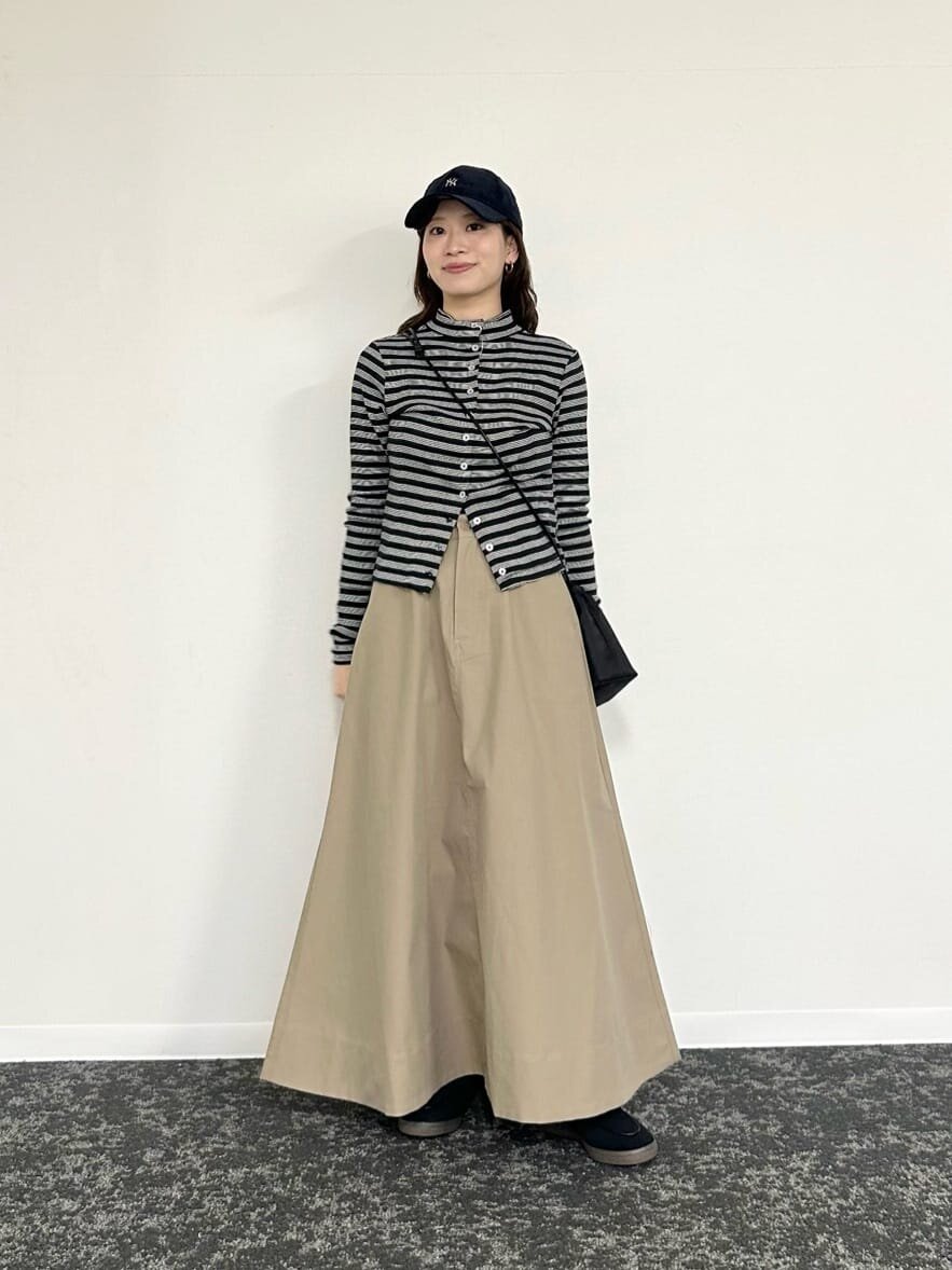 ボーダー柄カットソーとフレアスカートを着た女性