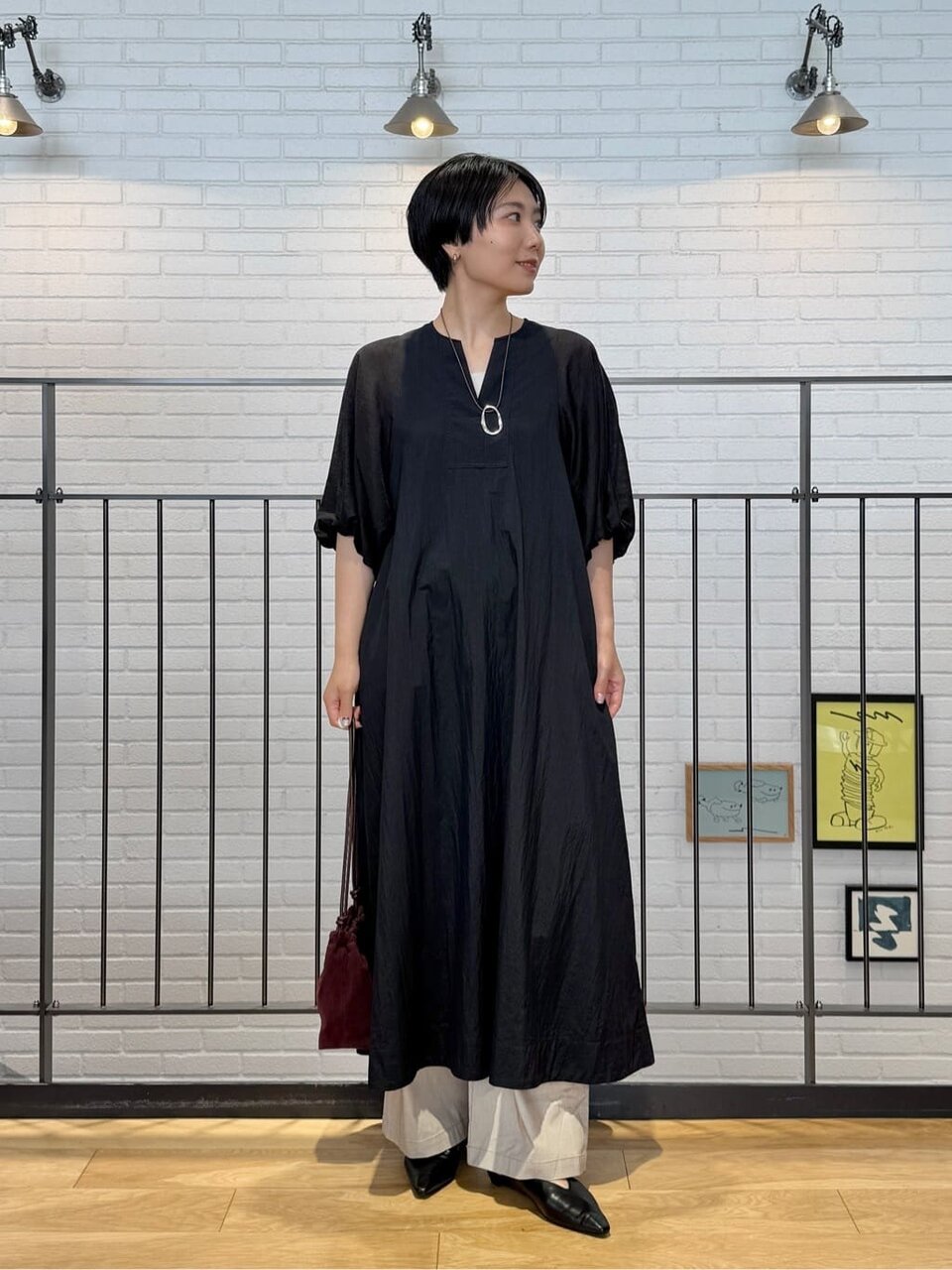 黒のボリュームワンピースを着た女性