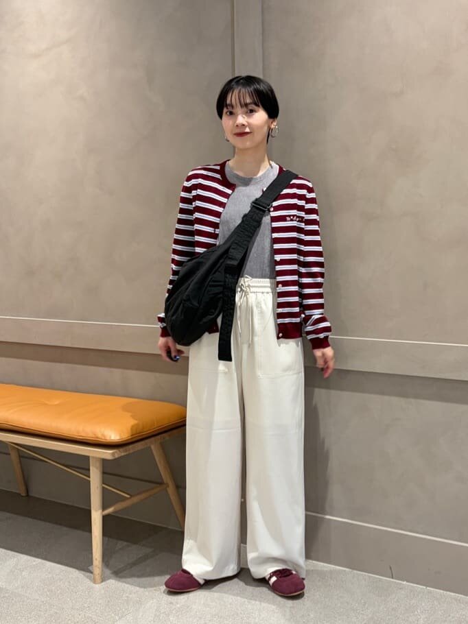 ボーダーカーディガンとベイカーパンツを着た女性