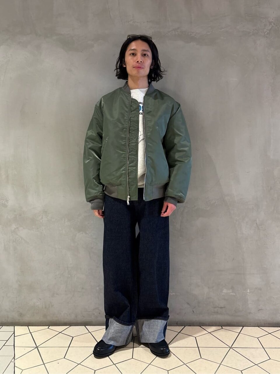 MA-1とデニムを着た男性