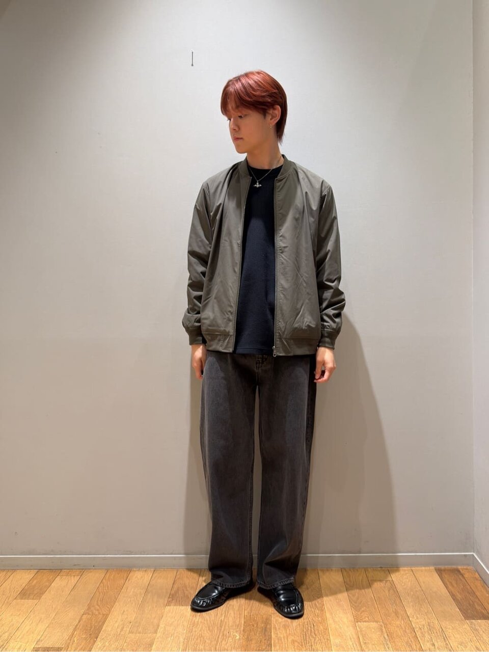 MA-1とバギーデニムを着た男性