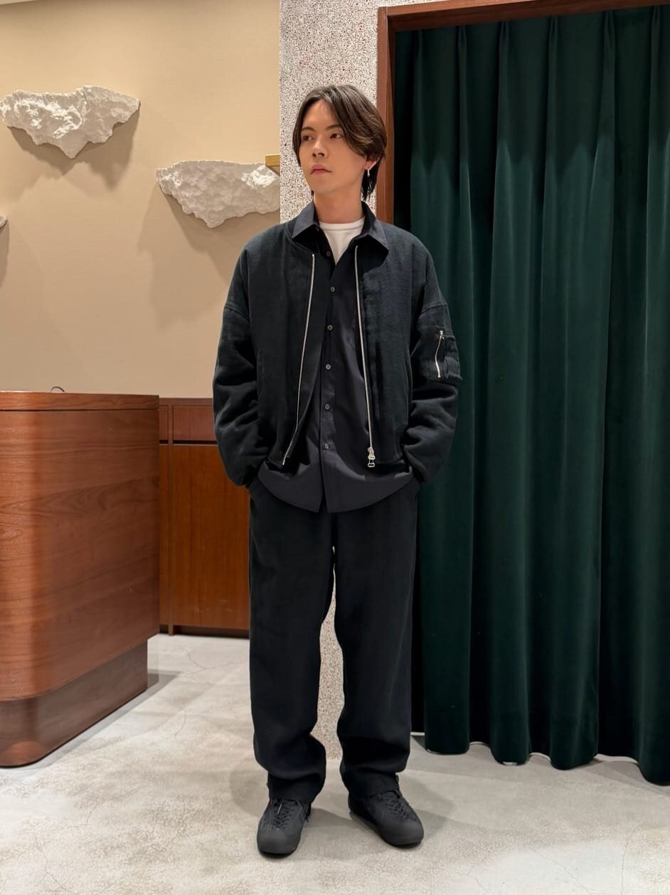 MA-1とイージーパンツを着た男性