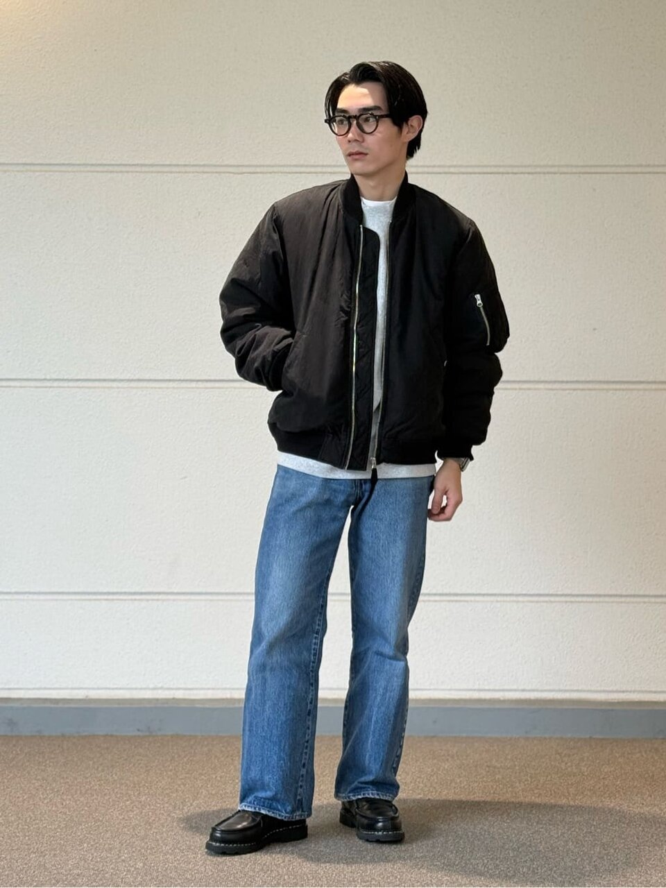 MA-1とデニムパンツを着た男性