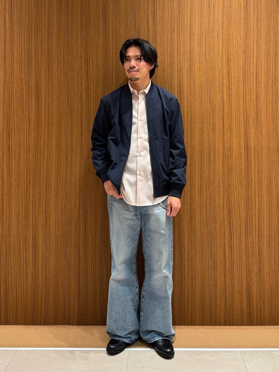 MA-1とデニムパンツを着た男性