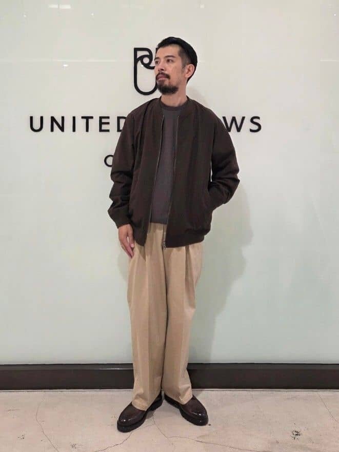 MA-1とスラックスを着た男性