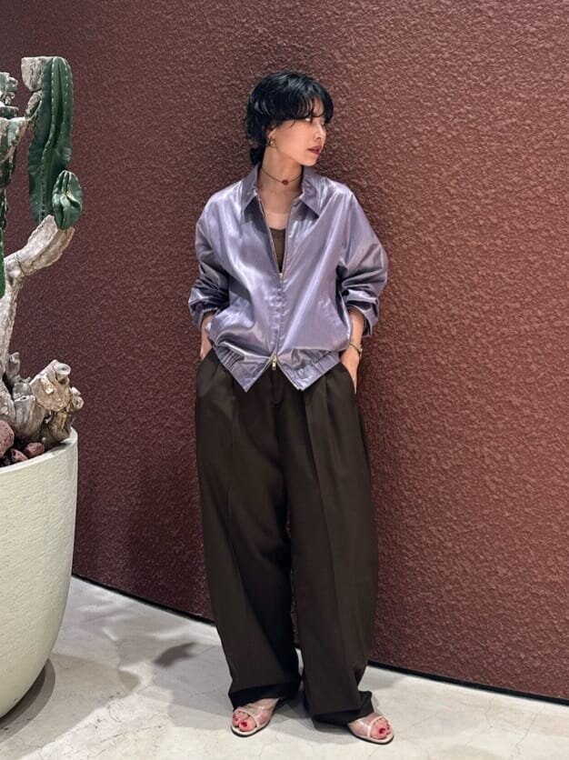 サテンブルゾンを着た女性