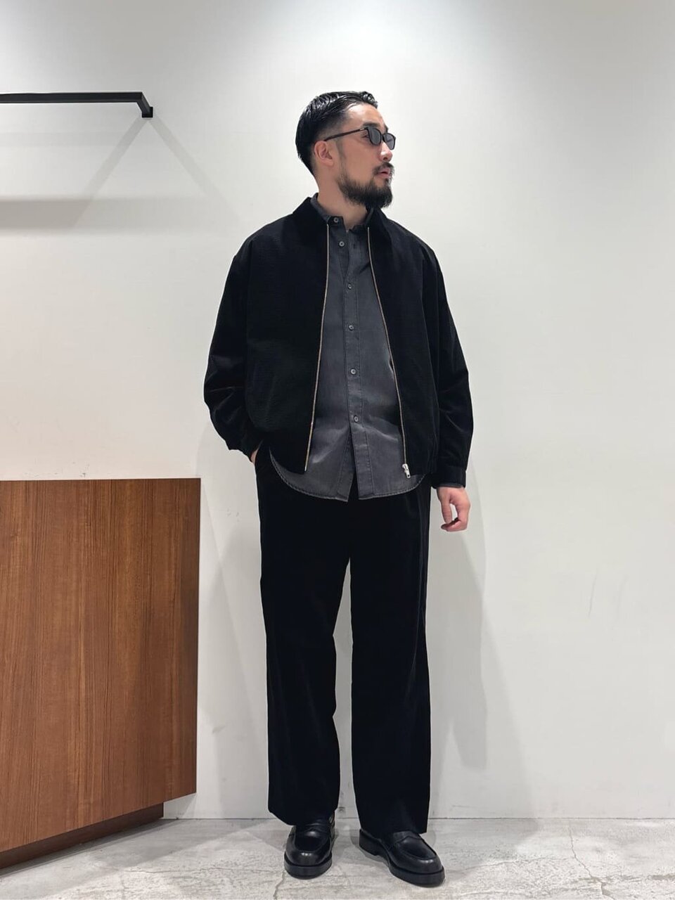 ブルゾンとスラックスを着た男性