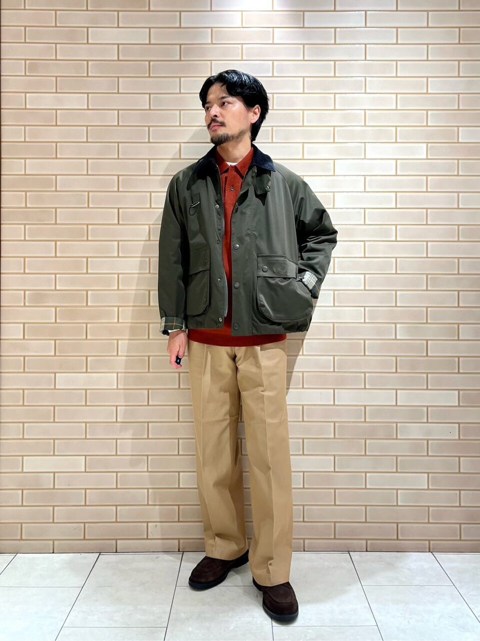ブルゾンとチノパンを着た男性