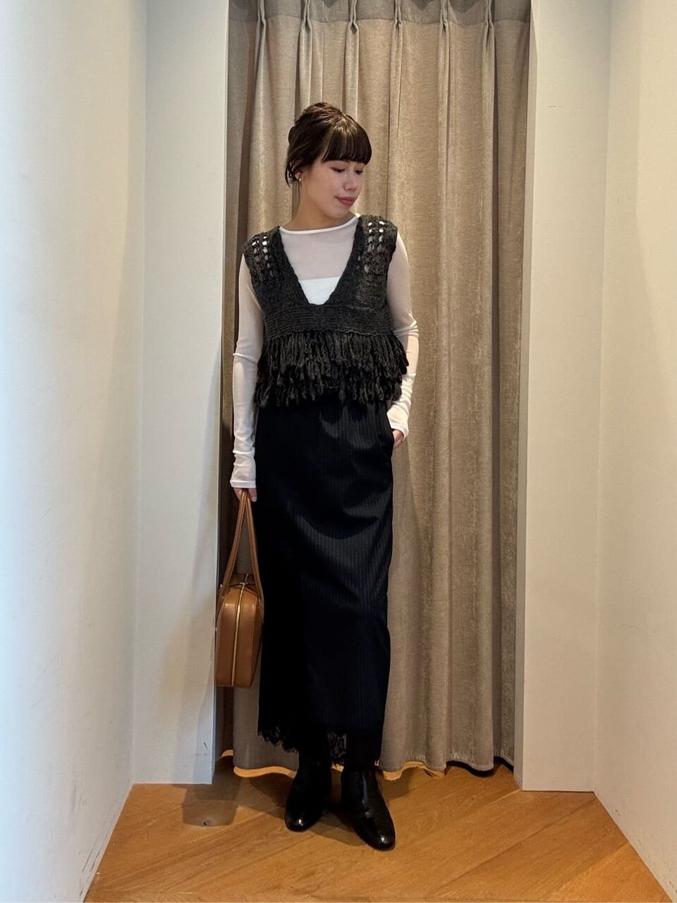 シアーカットソーとフェムテックニットベストを着た女性