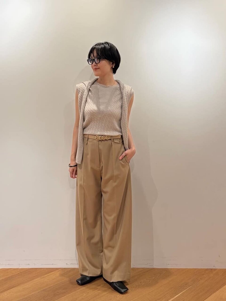 カーディガンとニットベストを着た女性